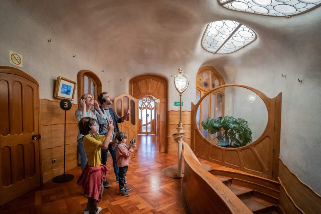 Family on an audio tour of Casa Battlo